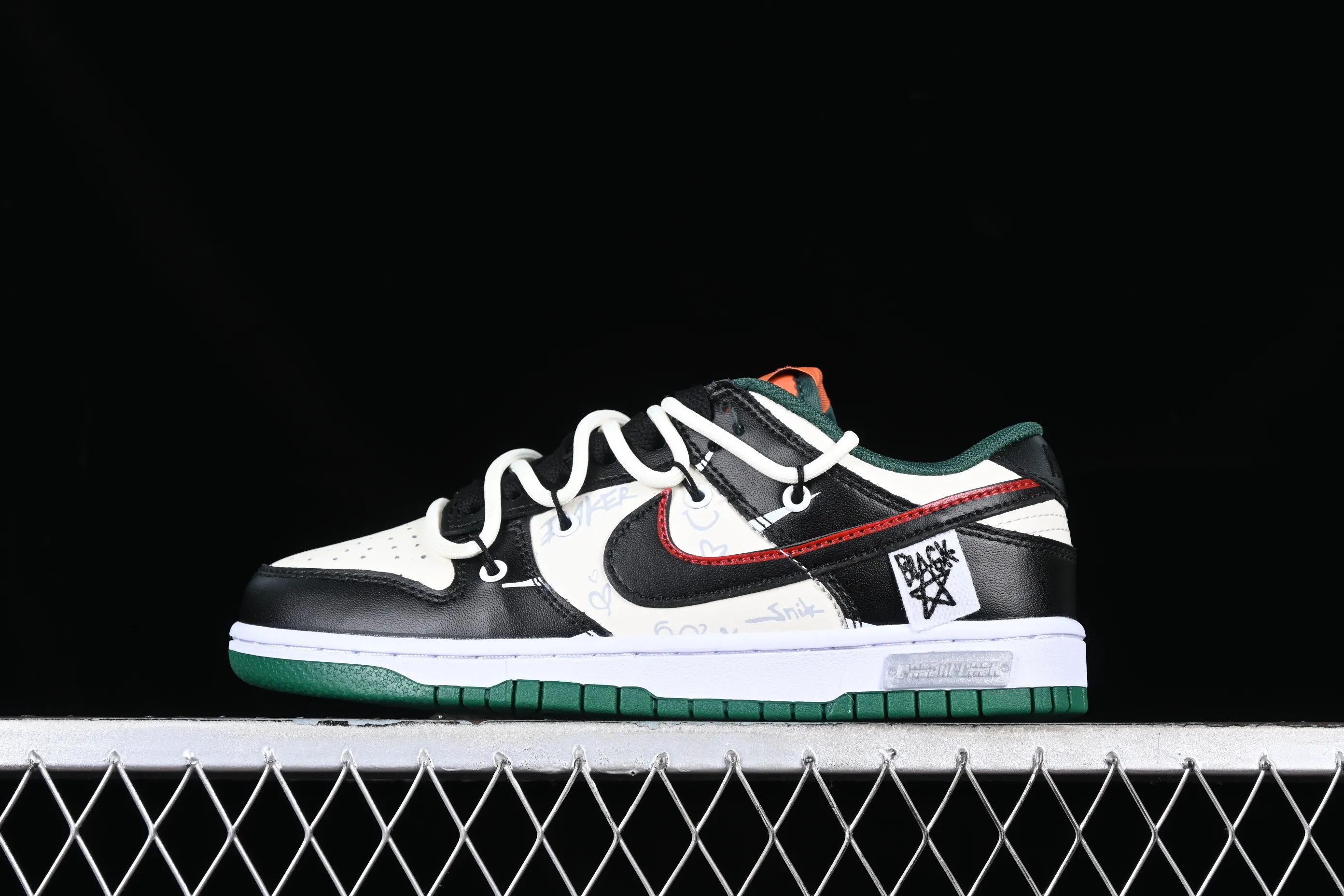 All Categories Nk SB Dunk Series Nk SB Dunk Low Low-top sneakers Nk Dunk Low Panda Prank-Sliding Track Cracked Skateboarder SB Strappy Low-top Casual Shoes DD1391-300